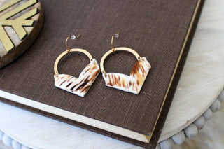 ANIMAL PRINT ARROW DROP EARRINGS